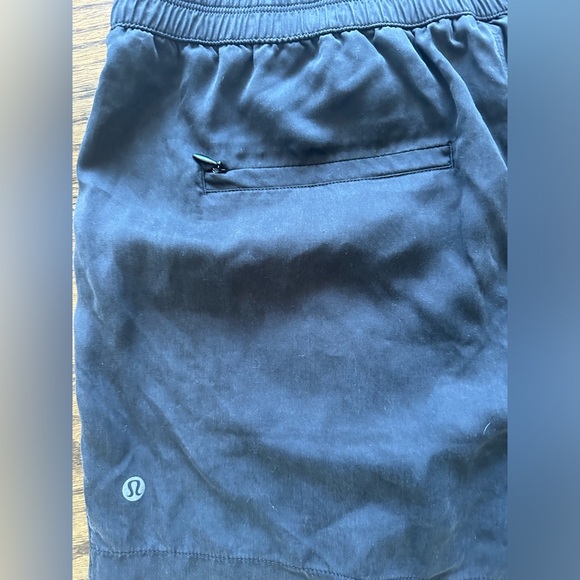 LuluLemon size 10 black pleated shorts - Picture 5 of 5